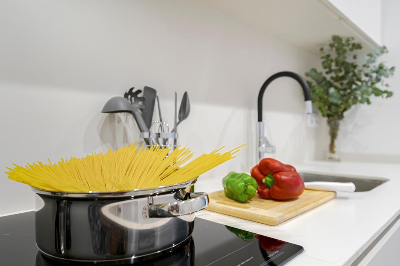 Feelathome Castilla Apartments マドリード エクステリア 写真